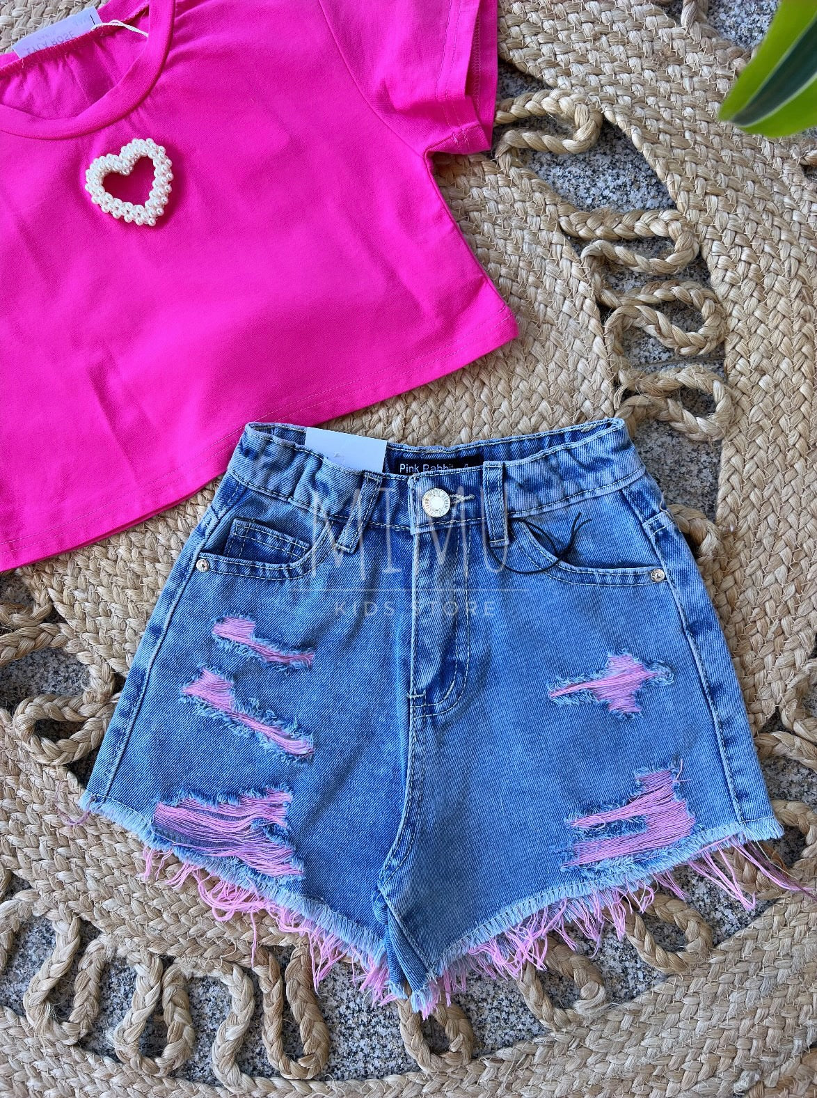 Calções com rasgos e T-shirt Cropped Coração(artigos comprados individualmente)