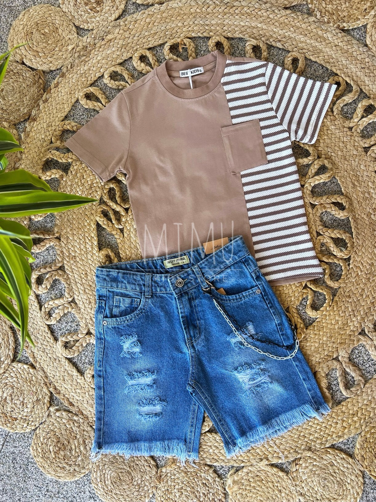 Calções ganga e T-shirt listrada com bolso (artigos comprados individualmente)