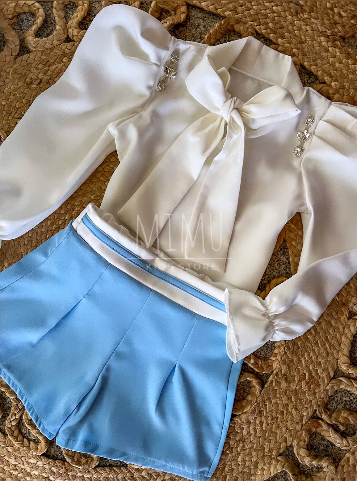 Shorts con blusa con brillos en el hombro (artĂculos comprados individualmente)
