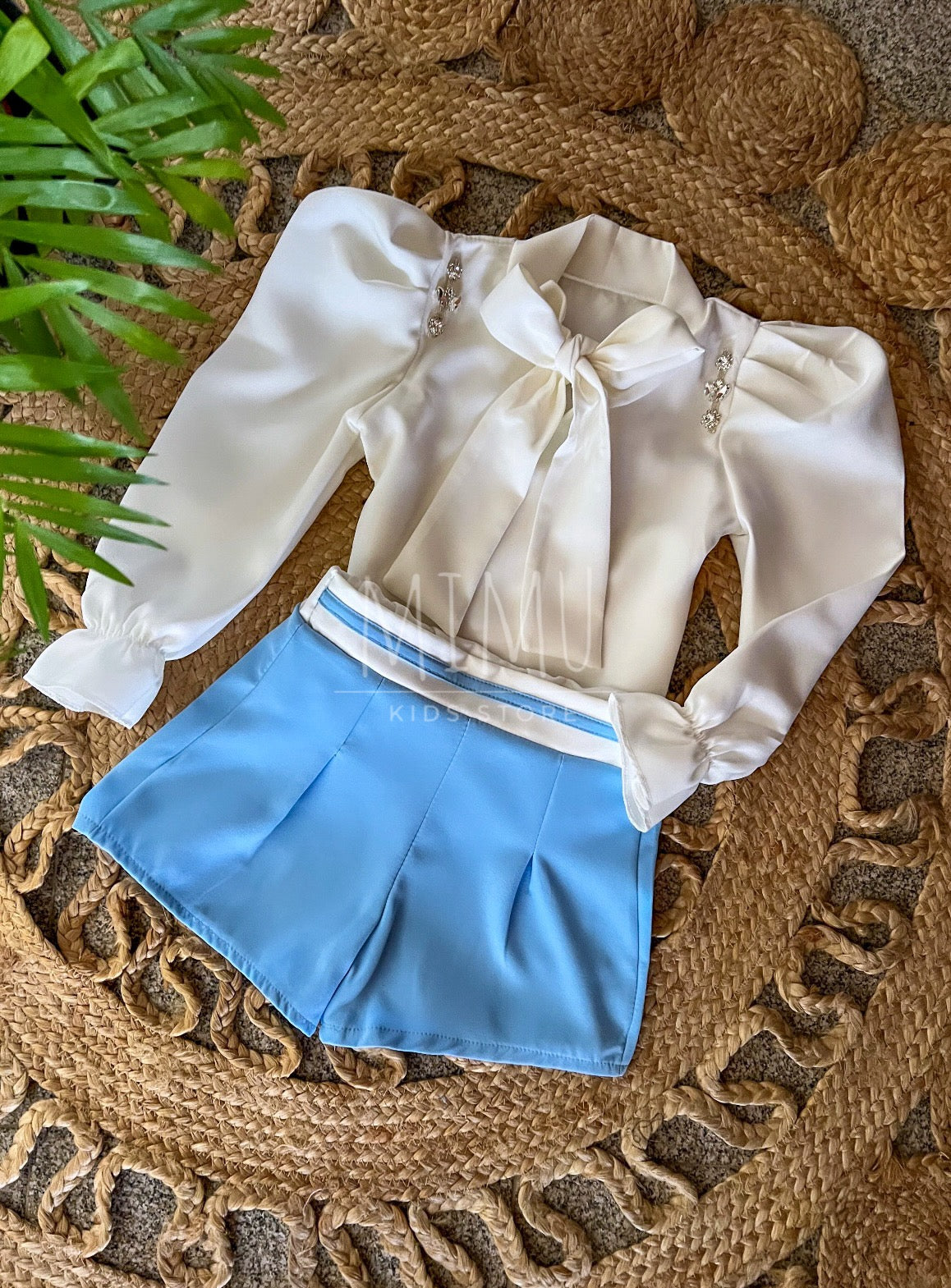 Shorts con blusa con brillos en el hombro (artĂculos comprados individualmente)